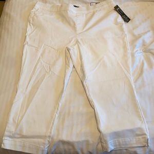 Super-cute, brand new white Capri pants
